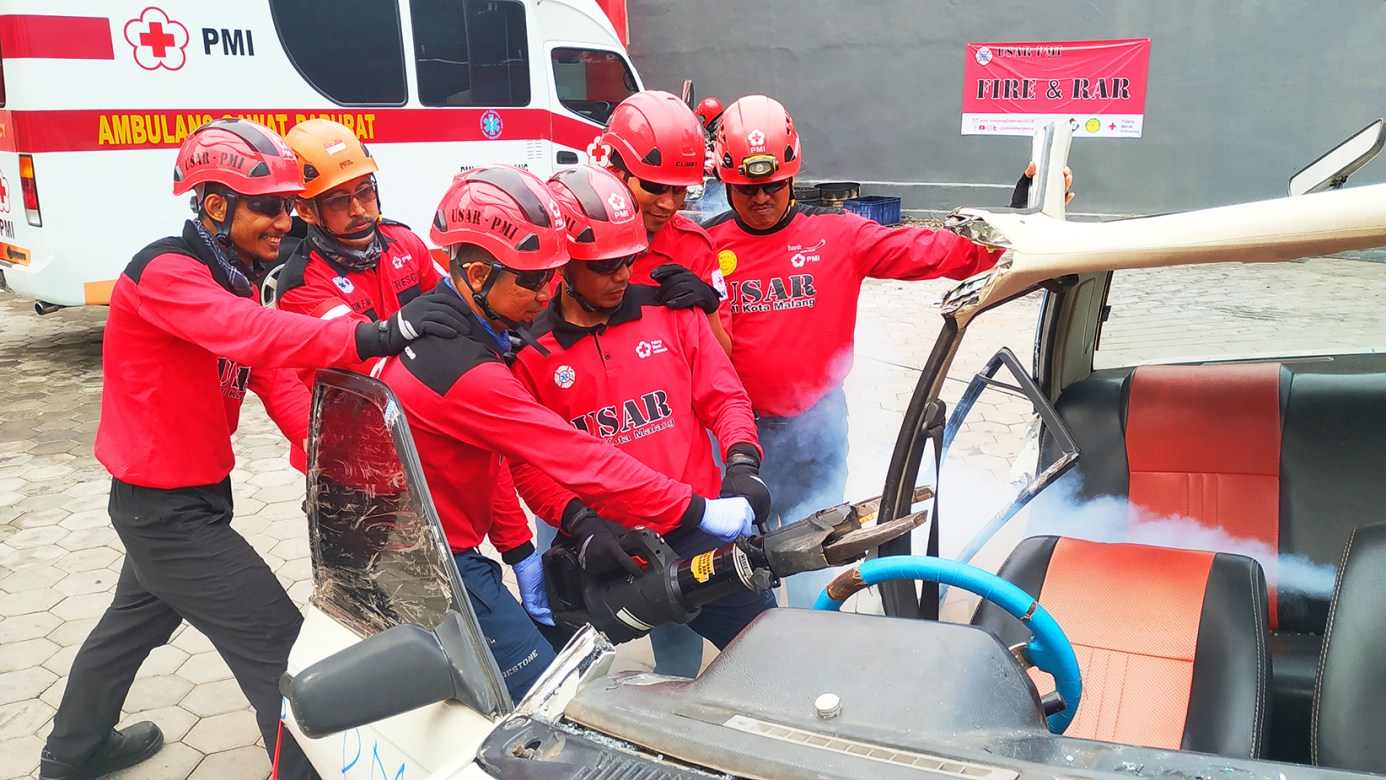 first aid accident kecelakaan diklat PMI PMR KSR relawan padang korps Red Cross Indonesia website