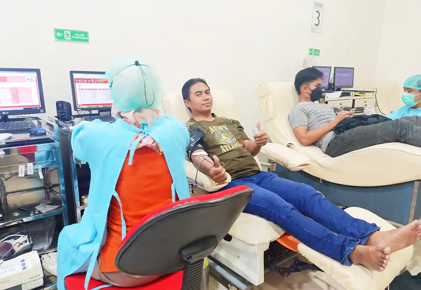 Relawan-PMI-PMR-KSR-padang-donor-darah-warga-bantuan-bencana-Indonesian-red-cross-bulan-sabit-Palang-Merah